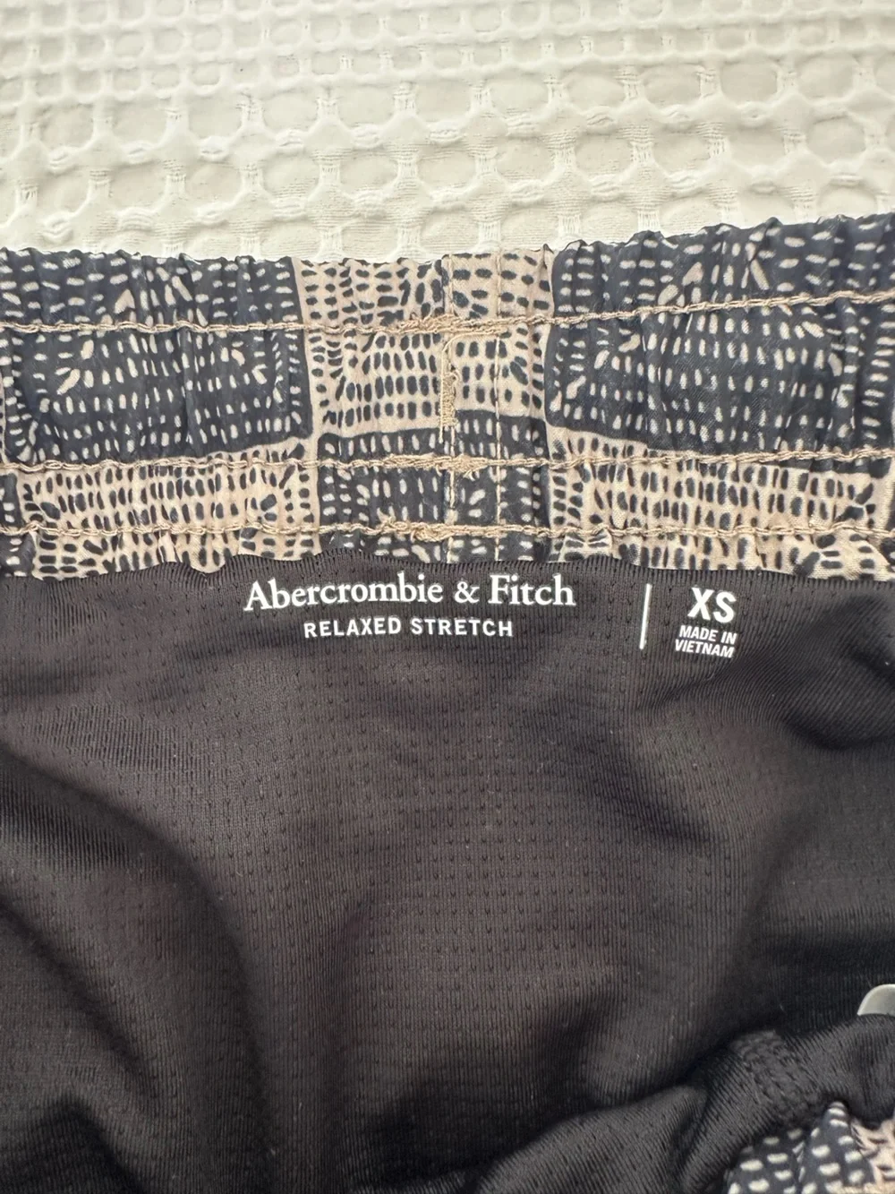 NWT Abercrombie & Fitch 5” Swim Trunks Men’s XS Black Tan Print